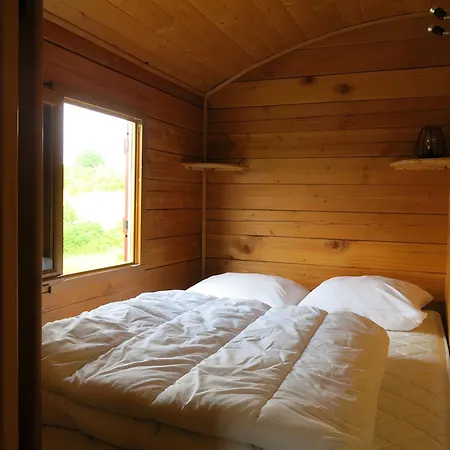 Roulotte Pleine Nature Bed & Breakfast